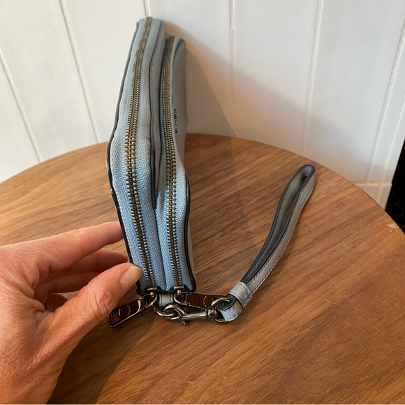 Coach women’s leather wallet, multiple compartments and gunmetal hardware - Picture 3 of 12